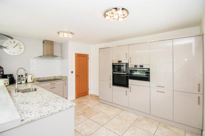 KITCHEN/DINING/BREAKFAST ROOM