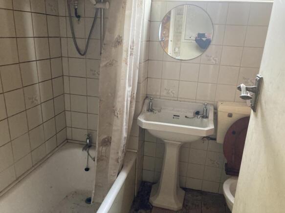 Trevagone Cottage, Lister Hill, Falmouth Bathroom T202201261213.jpg