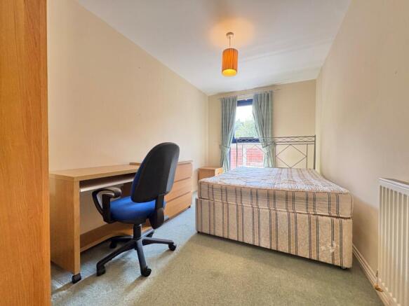 3 bed Flat to rent Image 12