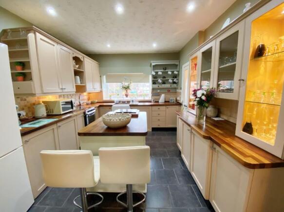 BREAKFASTING KITCHEN