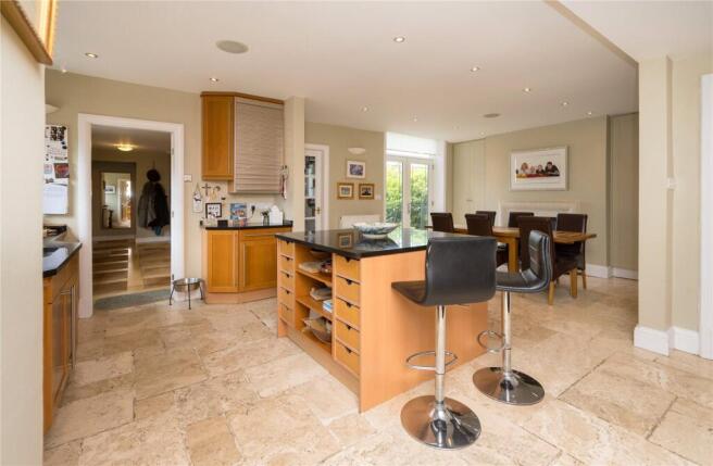 5 bed Detached for sale Image 7