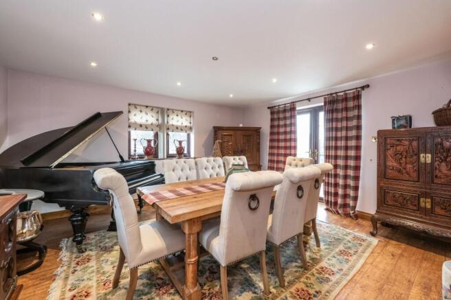 8 bed Detached for sale Image 11
