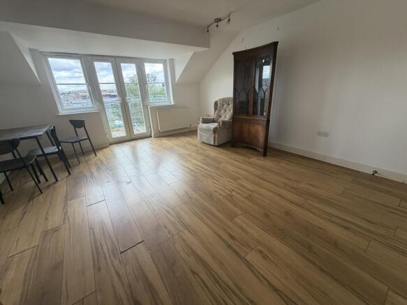 2 bed Apartment to rent Image 4