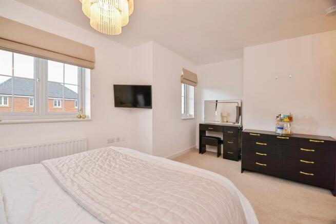 4 bed Detached for sale Image 12