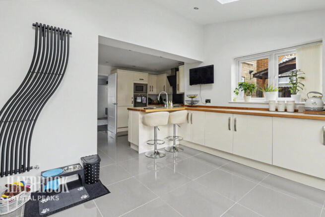 4 bed Detached for sale Image 6