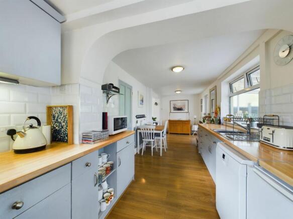 KITCHEN / DINING ROOM