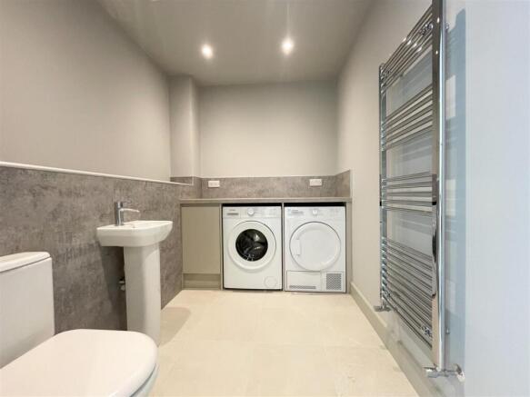 4 bed Apartment to rent Image 9