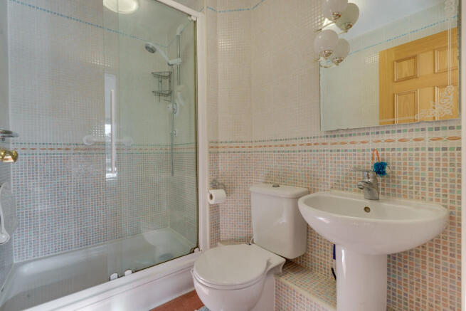 En-suite shower r...