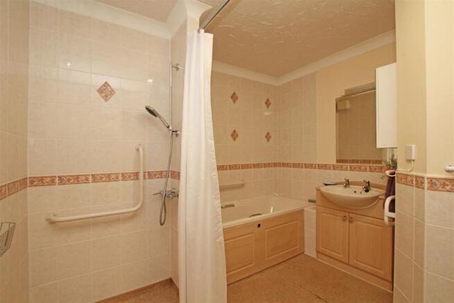 42BC - Bathroom 1.jpg