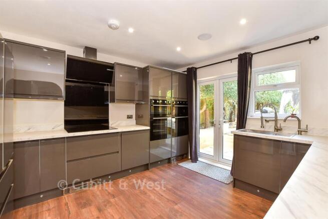 Kitchen/ Breakfast Area