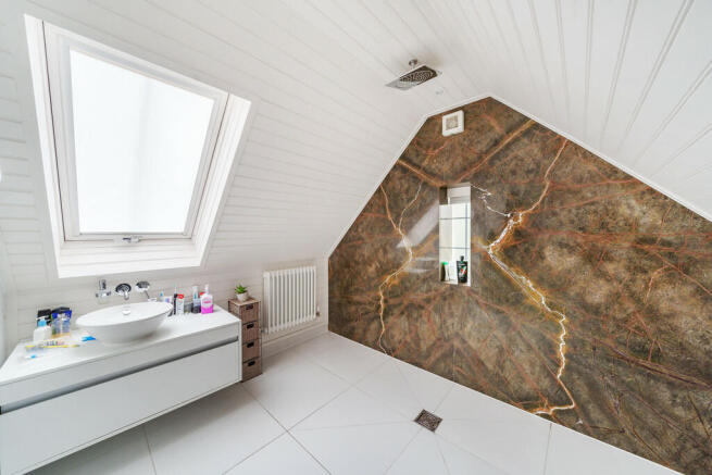 Bedroom 5 en-suit...