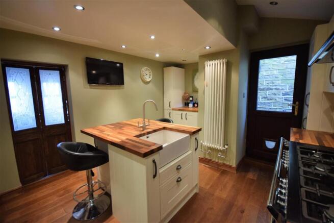 08 13 Cross Hill, Greetland, HX4 8JU Kitchen.JPG