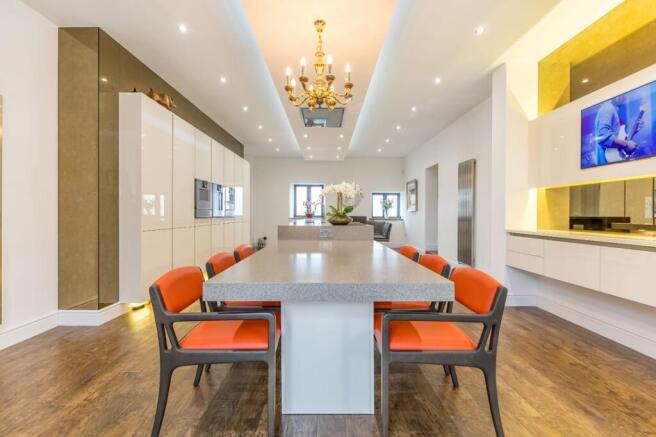 6 bed Detached for sale Image 11