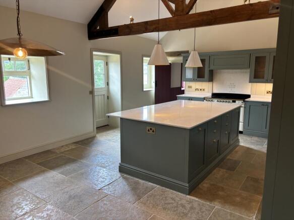 4 bed Detached to rent Image 10
