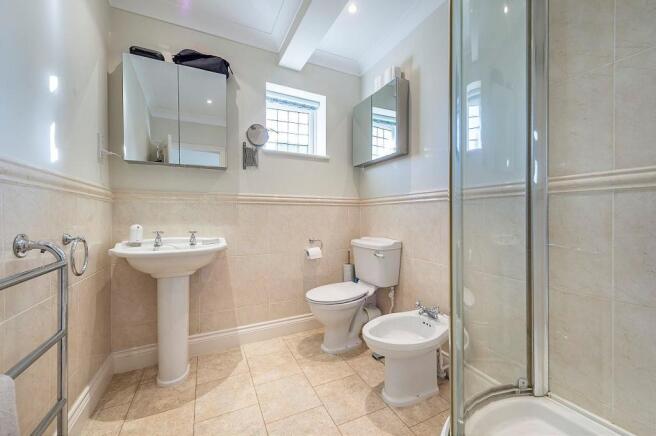 Shower room.