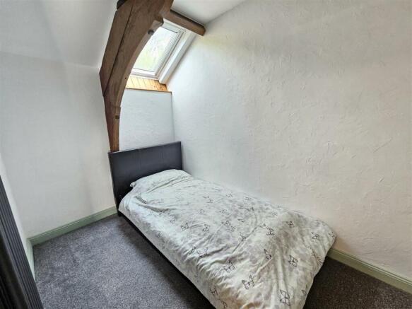 Bed 2.jpg