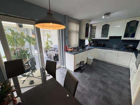3 bed Semi-Detached for sale Image 7