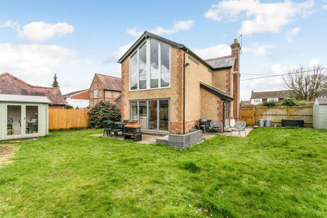 Featherbed Lane, Holmer Green, HP15 photo 4