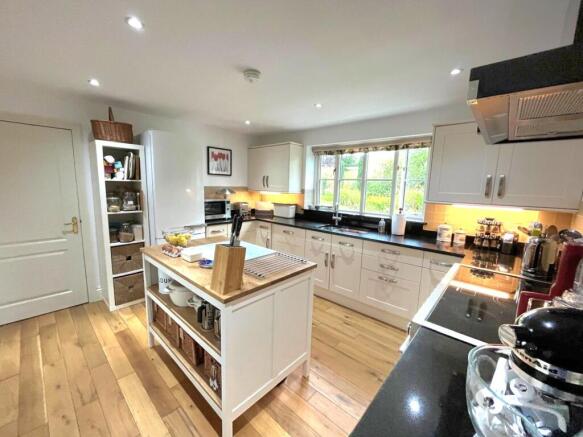 4 bed Detached for sale Image 8