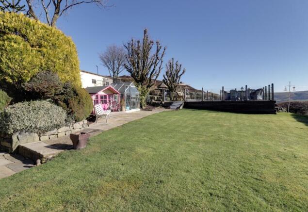 5 bed Detached for sale Image 4
