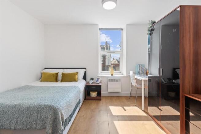 3 bed Flat to rent Image 9