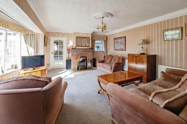 6 bed Detached Bungalow for sale Image 7