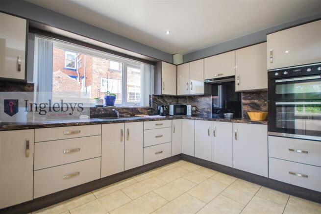4 bed Detached for sale Image 4