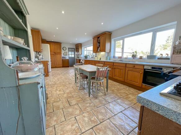 KITCHEN/BREAKFAST ROOM