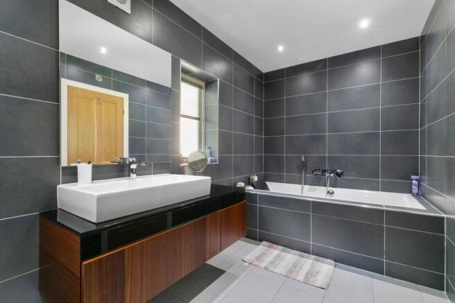 4 bed House for sale Image 8