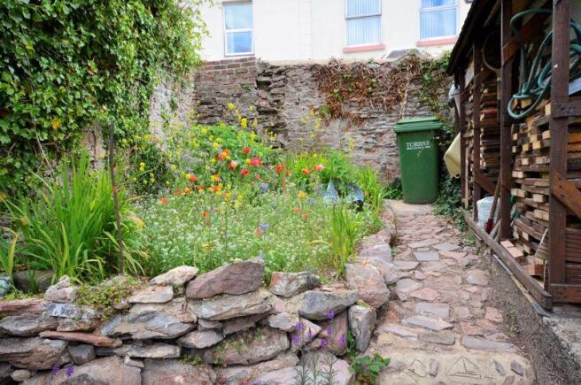 SIDE GARDEN &a...