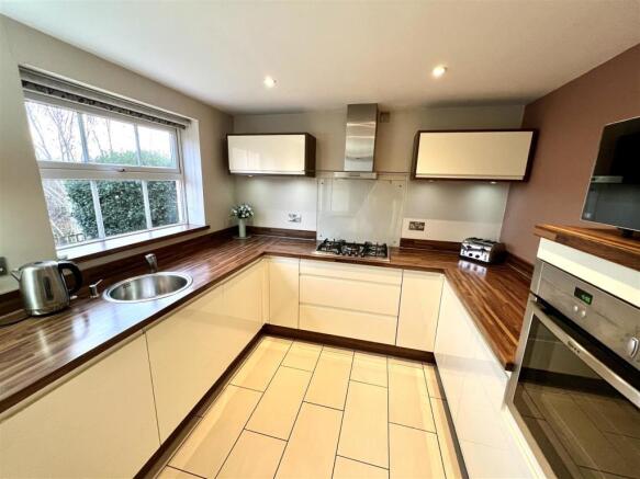KITCHEN/BREAKFAST ROOM