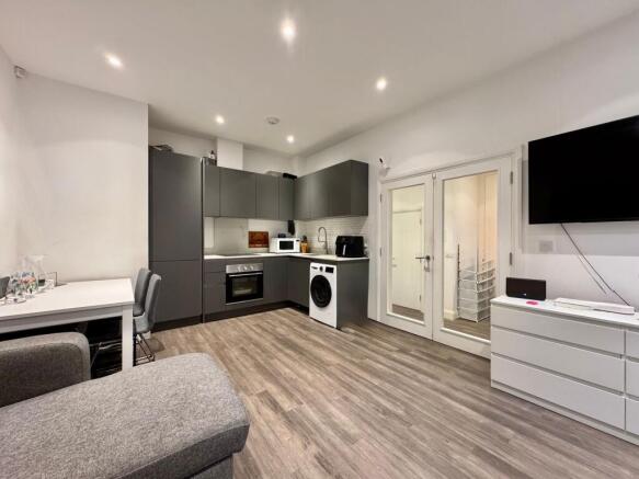 Open plan lounge/kitchen/dining area