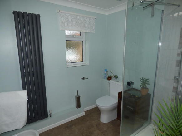 Master bedroom en...