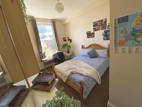Bright, well-kept double bedroom with a comfy w...