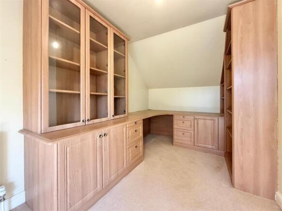 Bed 1 Dressing Area.JPG
