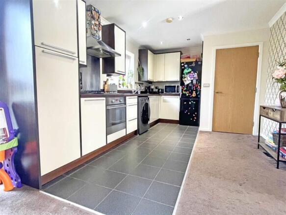 Kitchen a.jpg