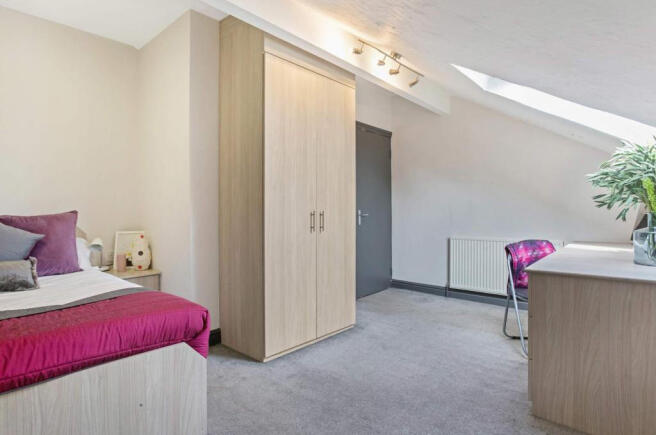 4 bed Flat to rent Image 3