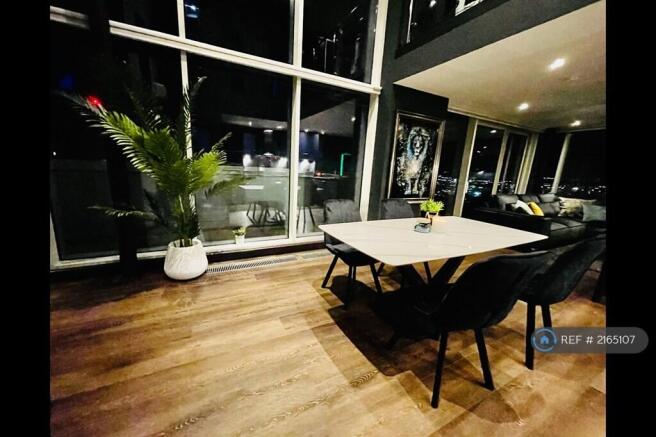 2 bed Penthouse to rent Image 10