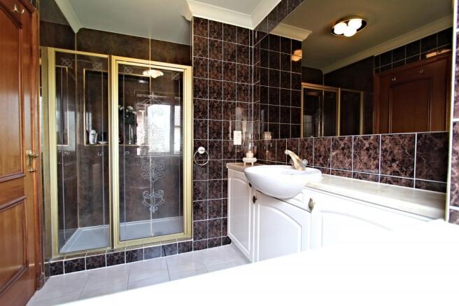 Ensuite to Bed 1