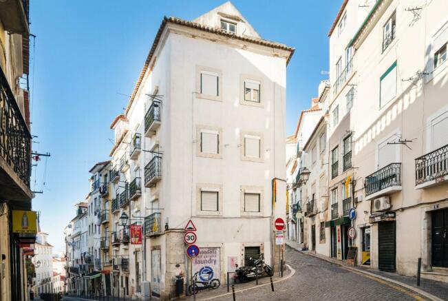 Charming Corner Building, Alfama, Lisbon