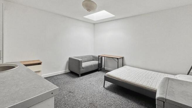 Simple, neutrally decorated single bedroom with...