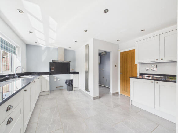 4 bed Detached for sale Image 12