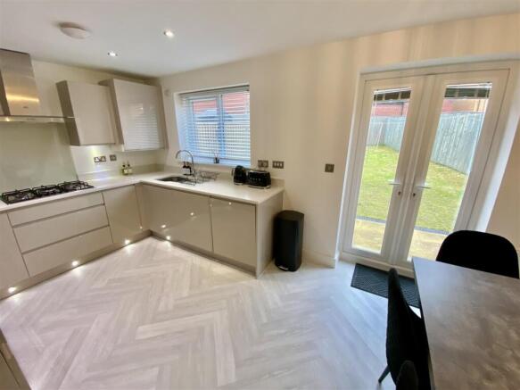 4 bed Semi-Detached for sale Image 6