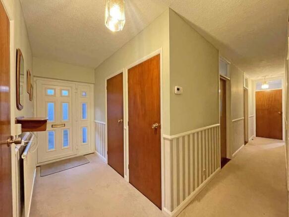 Yeomans Way 18 Entrance Hall 2.jpg