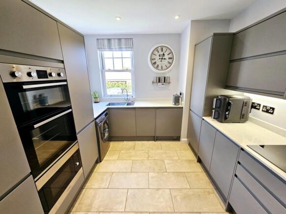 2 bed Flat for sale Image 7