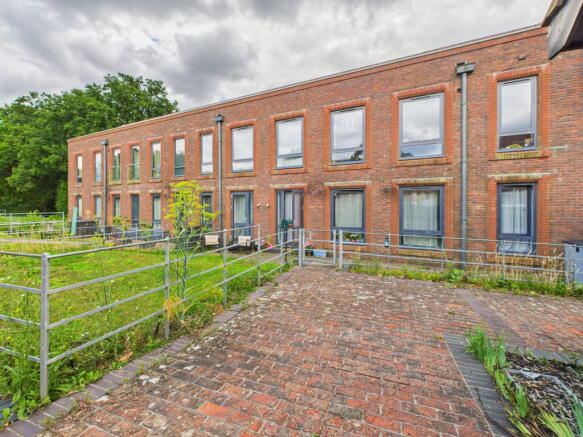 2-bed flat on Graylands, Horsham, West Sussex., £275,000