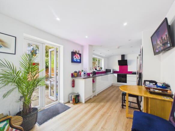 CAM02536G0-PR0077-STILL014