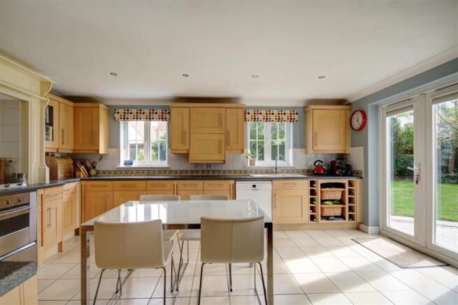 Kitchen 2.jpg