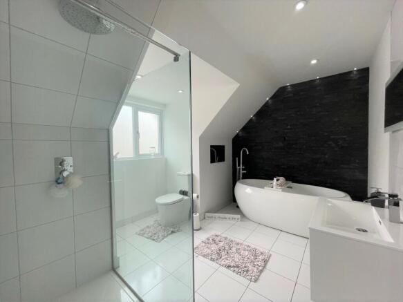 FAMILY BATHROOM C