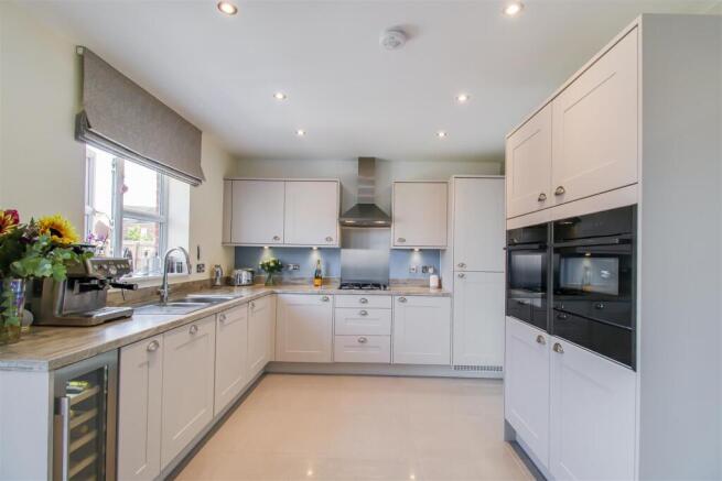 5 bed Detached for sale Image 4